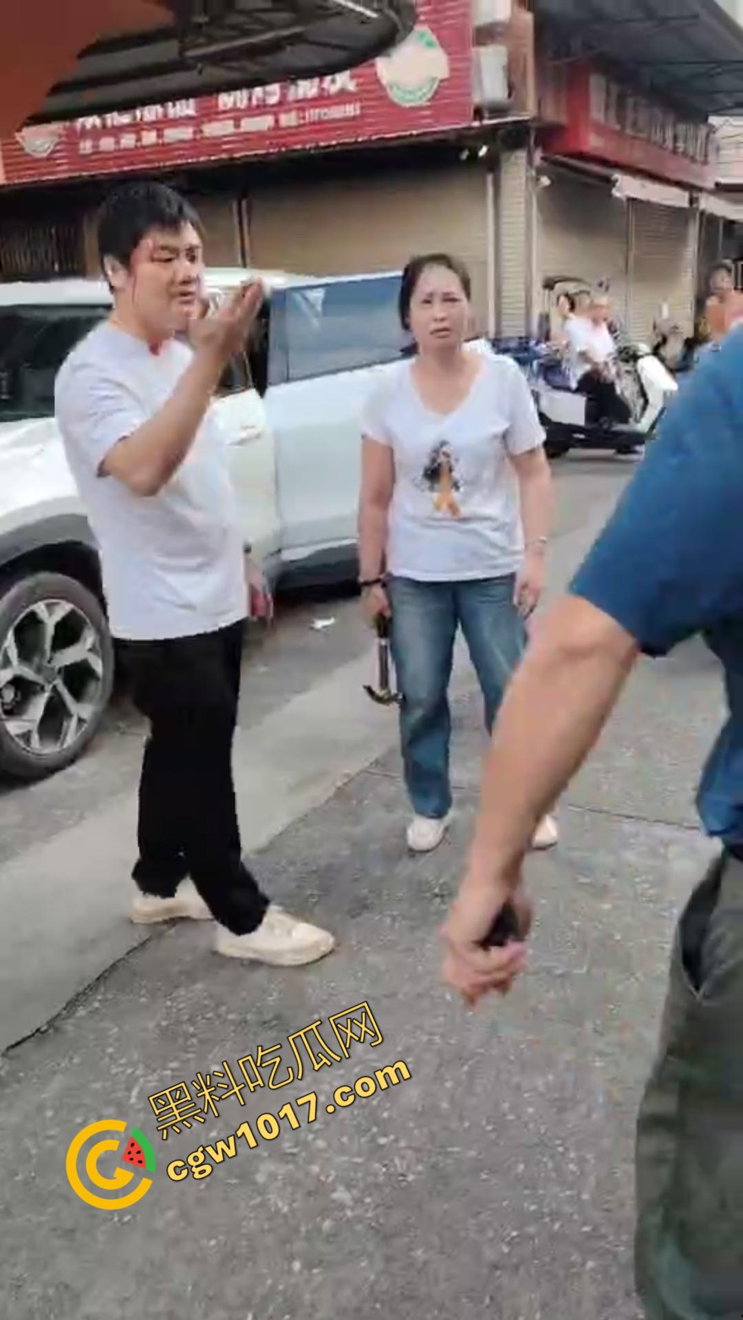 揭阳街头爆眼福！31岁小鲜肉与47岁阿姨车内忘情亲热，被捉现行，网友狂咳：啃老树嫩牛淫贱情热！