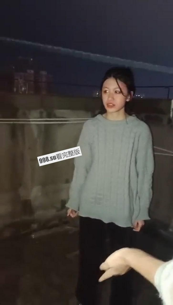 几个女孩 #欺凌 一个漂亮的女孩，边打还边录视频