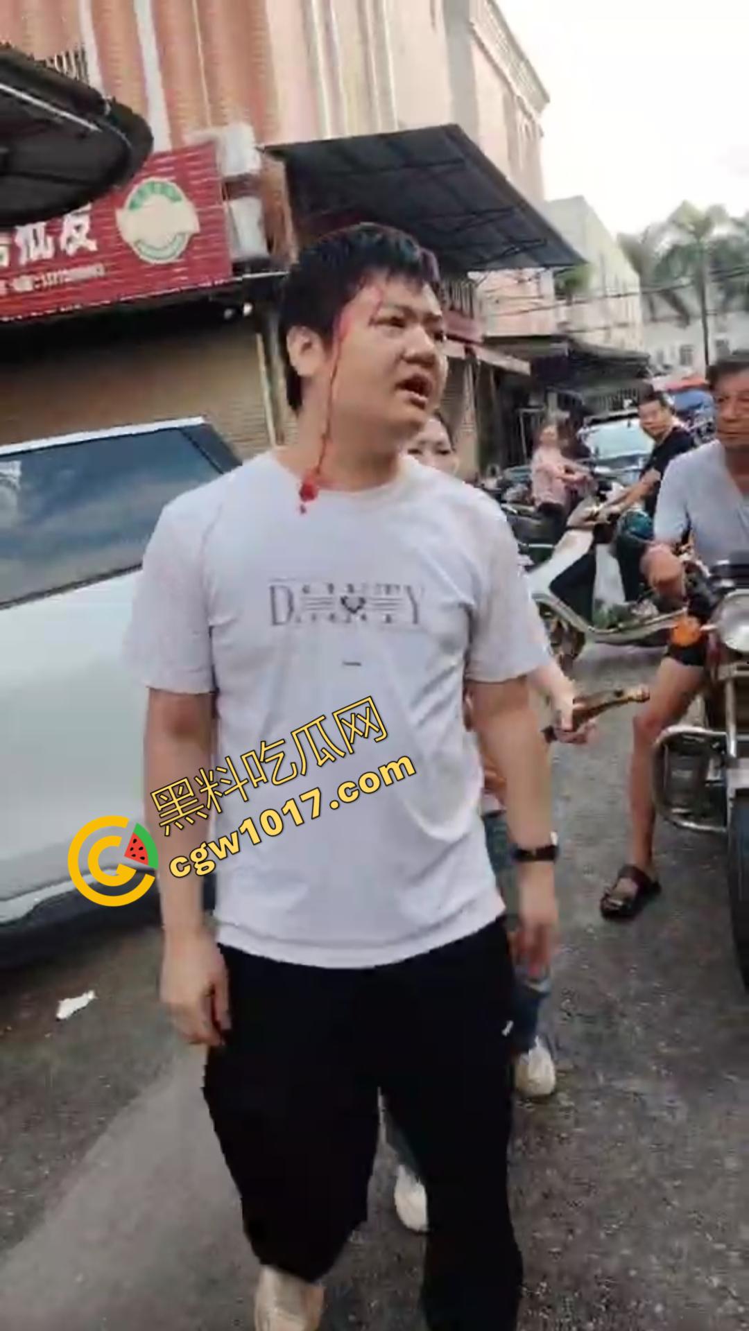 揭阳街头爆眼福!31岁小鲜肉与47岁阿姨车内忘情亲热,被捉现行,网友狂咳:啃老树嫩牛淫贱情热!