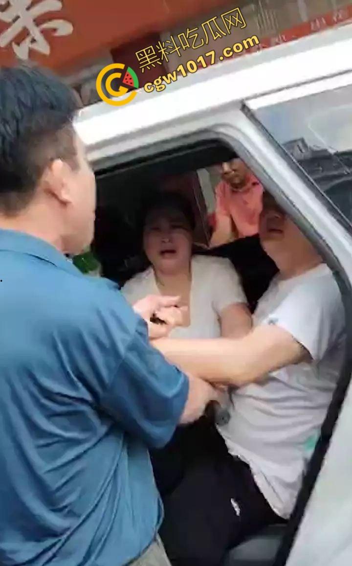 揭阳街头爆眼福!31岁小鲜肉与47岁阿姨车内忘情亲热,被捉现行,网友狂咳:啃老树嫩牛淫贱情热!