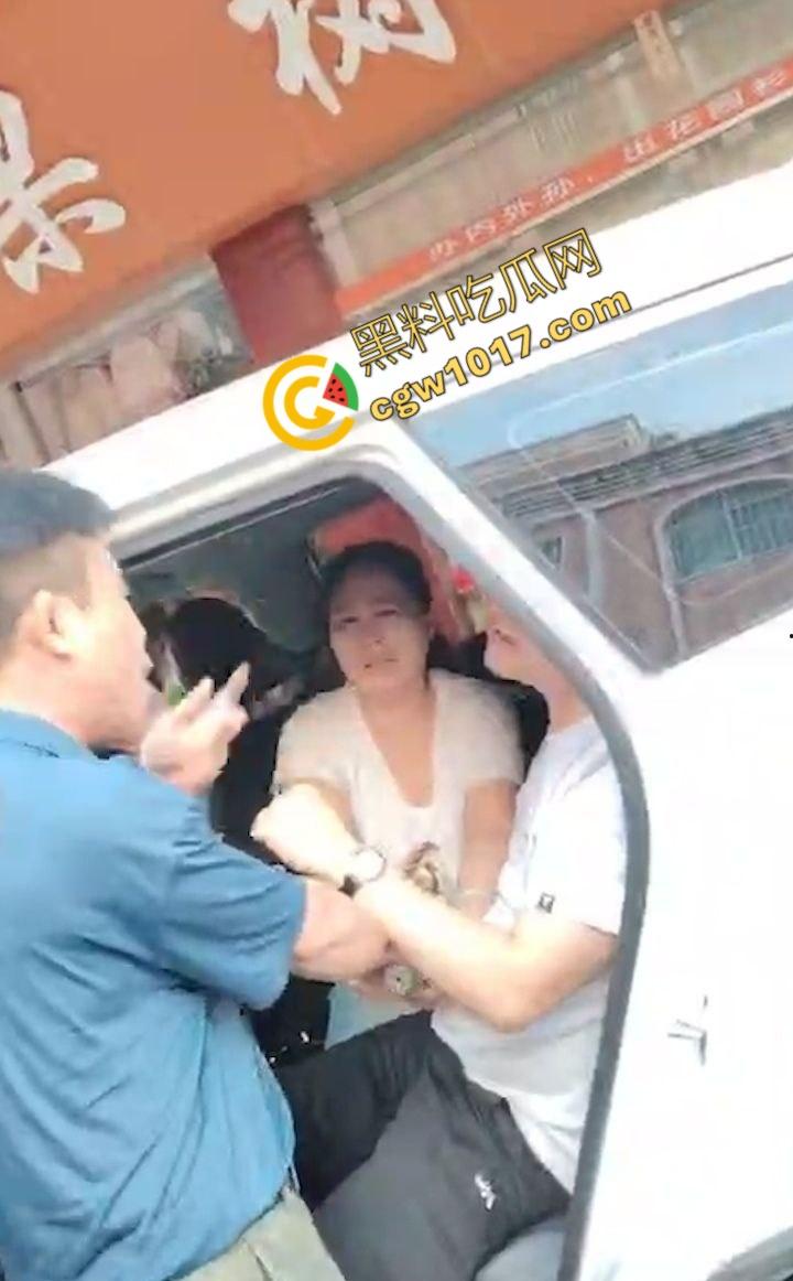 揭阳街头爆眼福!31岁小鲜肉与47岁阿姨车内忘情亲热,被捉现行,网友狂咳:啃老树嫩牛淫贱情热!