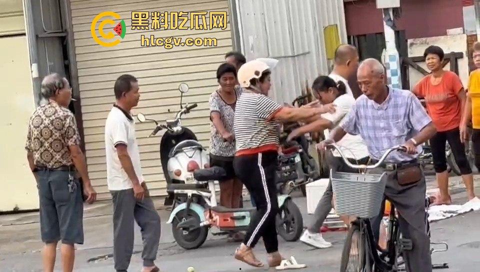 福建漳州海澄，女子不买水果被老太婆骂，结果碰到狠人，街上追着打！