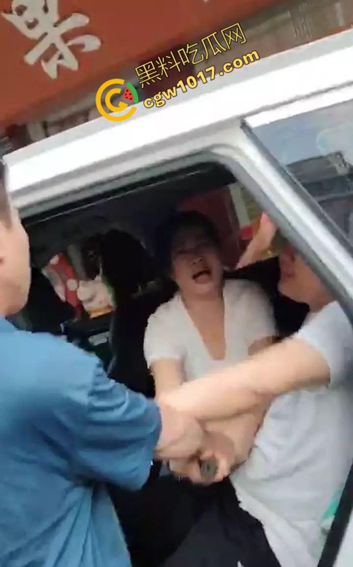 揭阳街头爆眼福!31岁小鲜肉与47岁阿姨车内忘情亲热,被捉现行,网友狂咳:啃老树嫩牛淫贱情热!