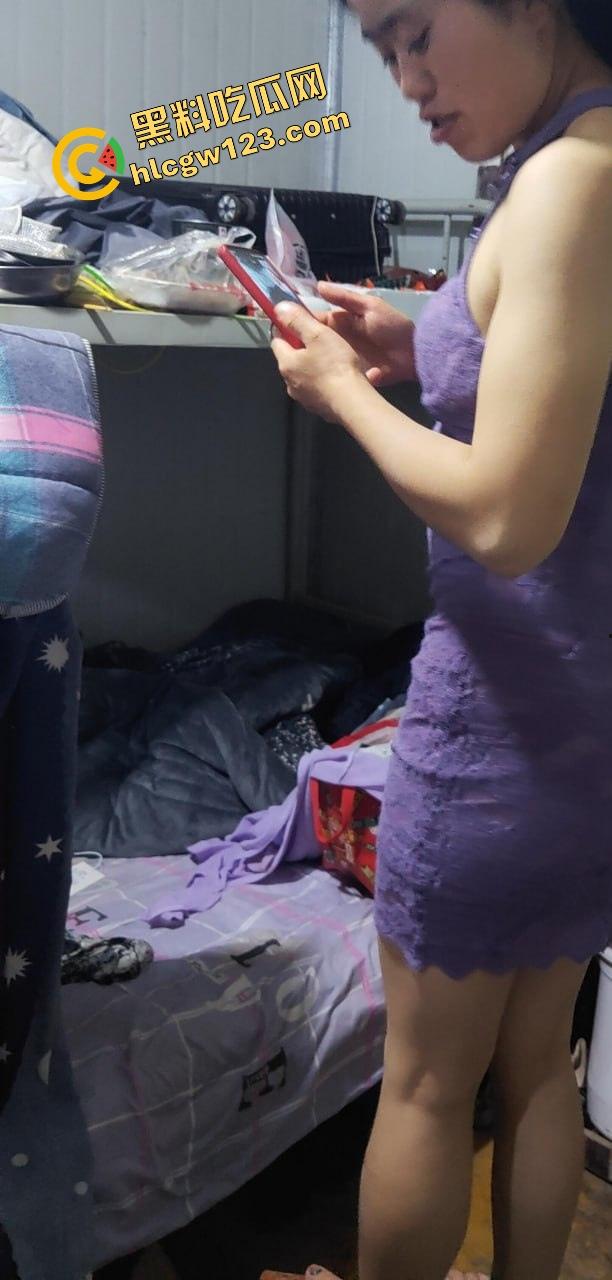 工地佬实拍投稿,简陋铁皮棚里实战啪啪,全程无隔音,骚女微露脸叫到外头都听见,虽不完美但骚得真实!