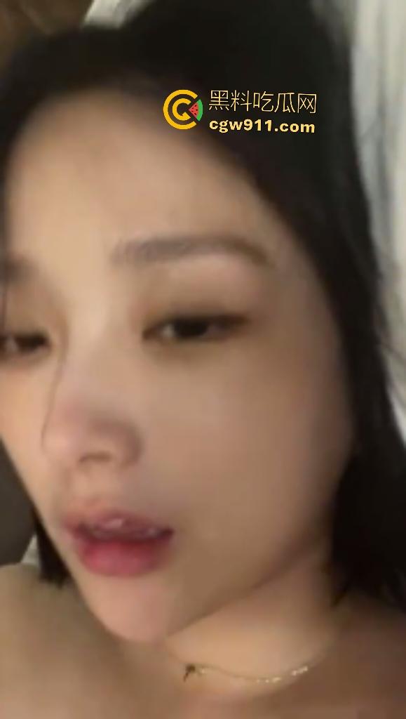 你的心动女神被金主爸爸当贱货，酒店视频自慰发骚舔鸡巴，腿直并拢被压操到高潮，眼神让人鸡巴膨胀！