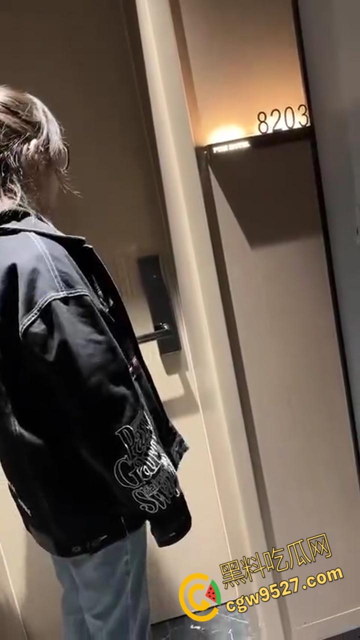 潍坊酒店8203大瓜！ 渣男偷情开房留女友的电话，被女友捉奸的红内裤哥，后续高清完整版视频流出！