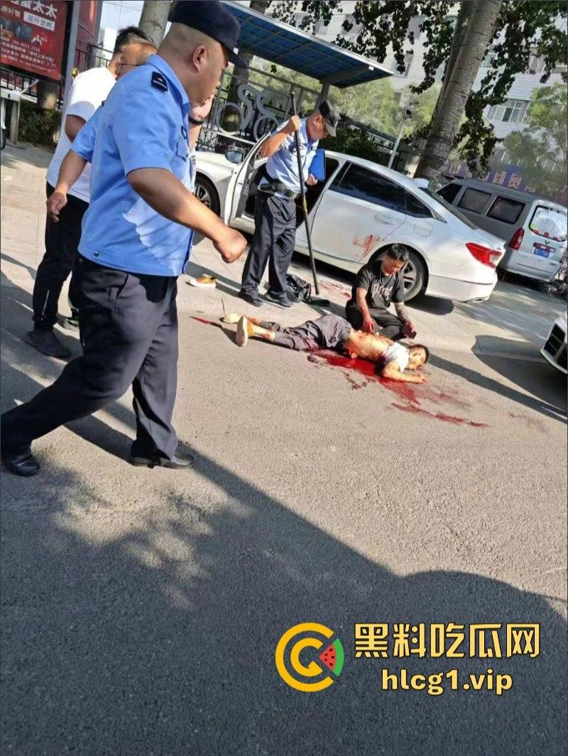 山西长治 第七中学学校门口  一男子被砍身亡！