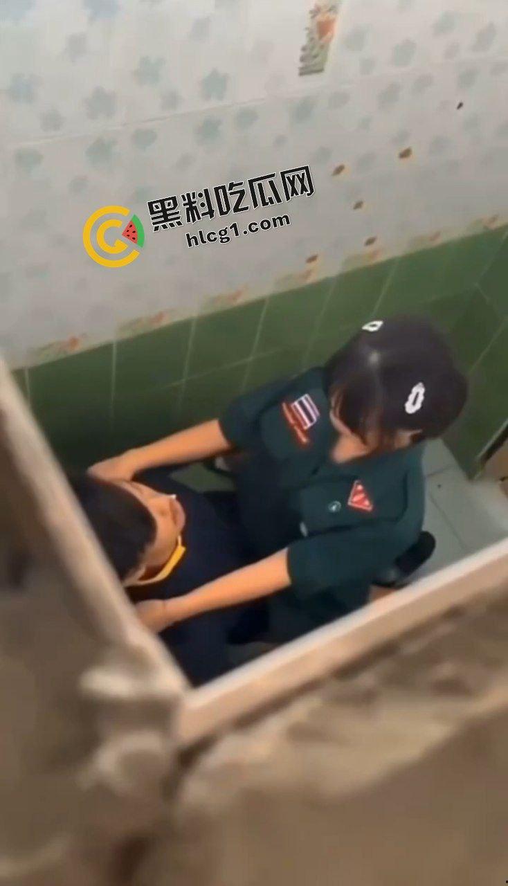 炸裂大瓜!泰国一军校 饥渴小情侣厕所双人运动 快活之际惨遭偷拍 视频曝光后女孩轻生