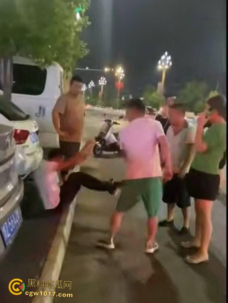 大快人心!眉山市变态每天给小妹妹转二十块钱,时机成熟约小妹妹到线下,被女孩爸爸发现后围堵爆揍!