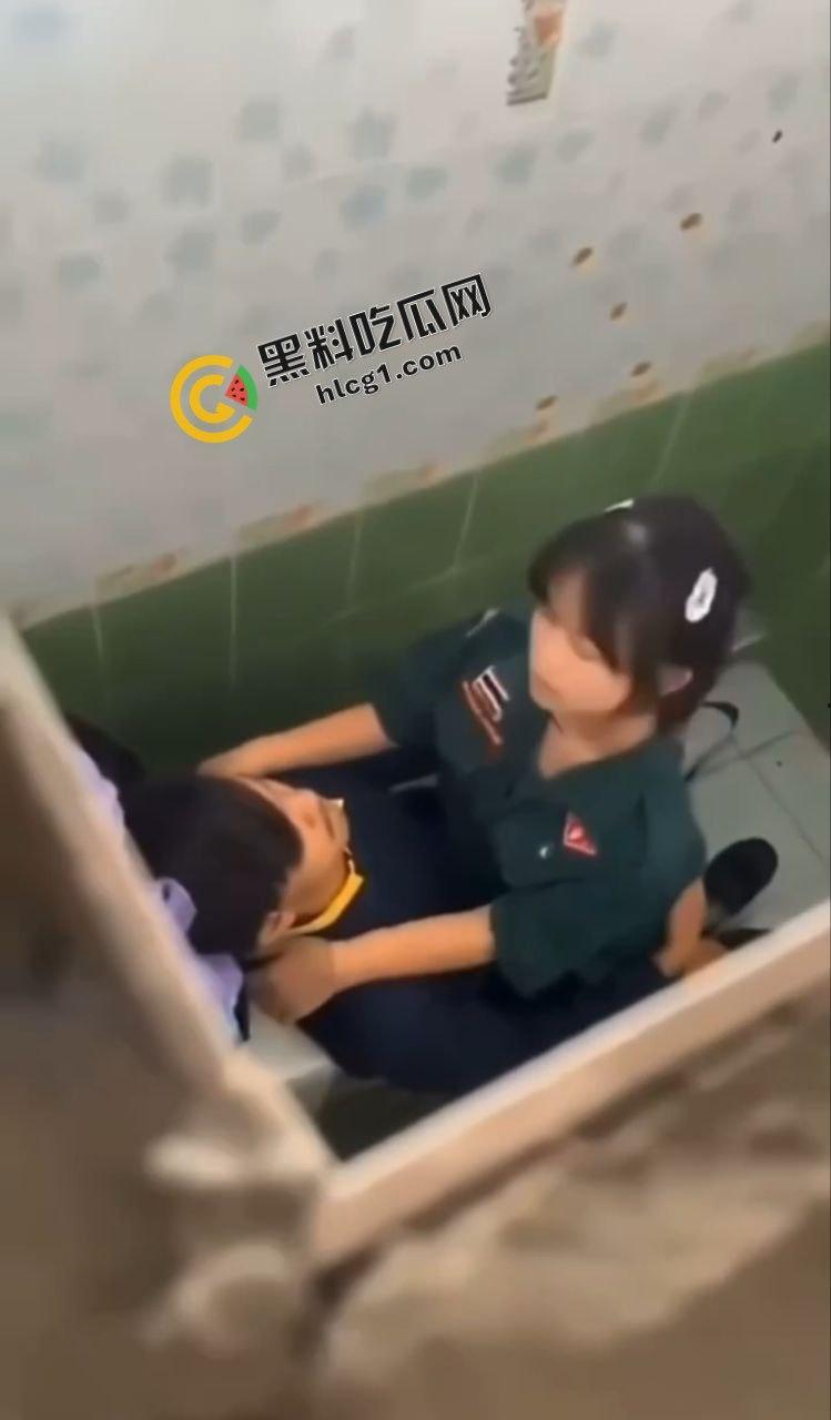 炸裂大瓜!泰国一军校 饥渴小情侣厕所双人运动 快活之际惨遭偷拍 视频曝光后女孩轻生