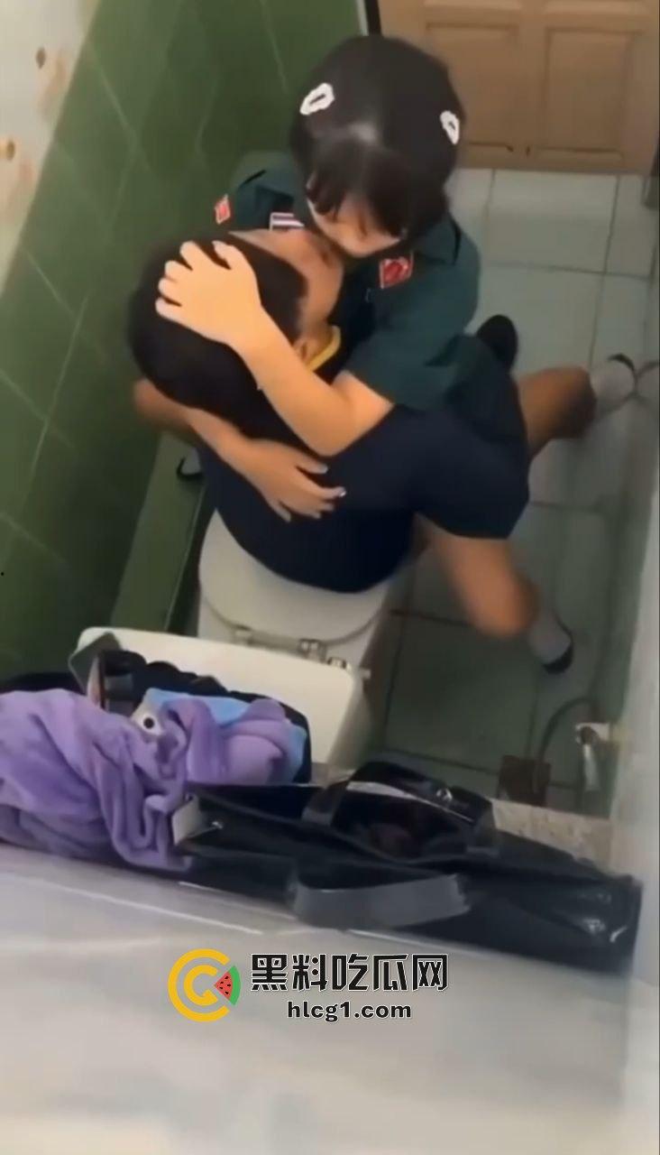 炸裂大瓜!泰国一军校 饥渴小情侣厕所双人运动 快活之际惨遭偷拍 视频曝光后女孩轻生