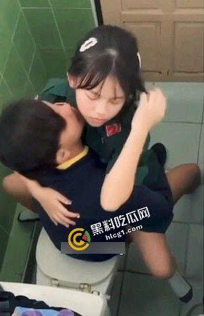炸裂大瓜!泰国一军校 饥渴小情侣厕所双人运动 快活之际惨遭偷拍 视频曝光后女孩轻生