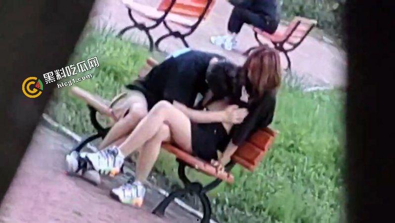 四川工商职业技术学院 小情侣饥渴难耐 在操场边腻歪 吸奶子 偷拍视频流出