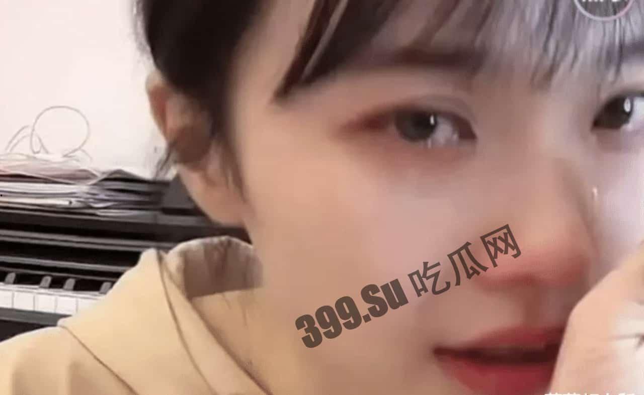 「挖呀挖老师」甜美笑眼全靠滤镜? 前同事爆料整容前照片 爆红后「从身分→颜质」遭全方位抹黑 直播中不禁落泪