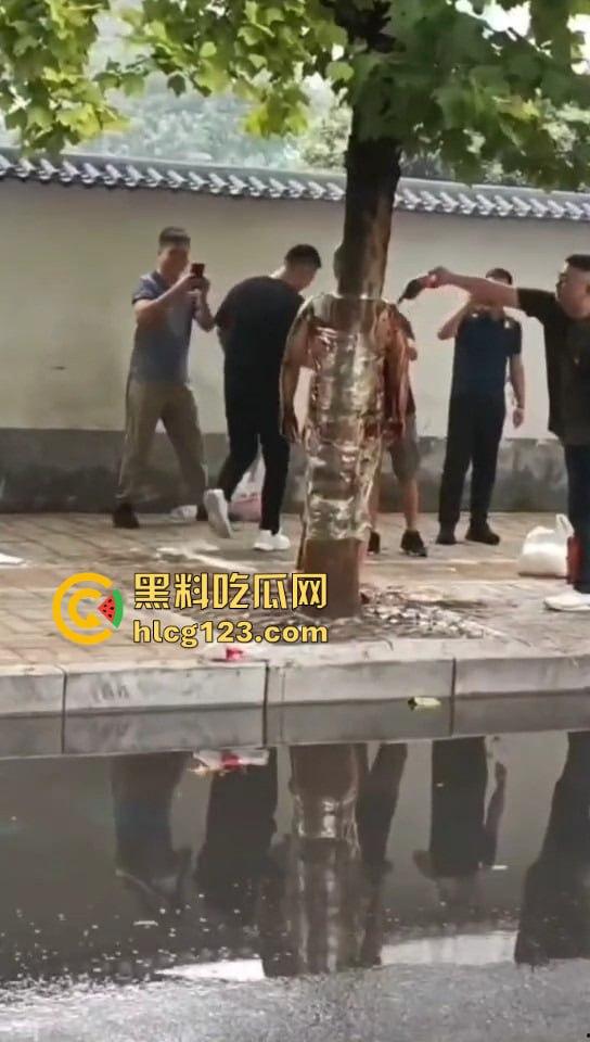 城里人的离谱操作！脱光缠树上撒面粉，这画面简直像缅北逃猪仔被抓！
