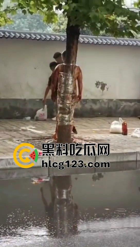 城里人的离谱操作!脱光缠树上撒面粉,这画面简直像缅北逃猪仔被抓!