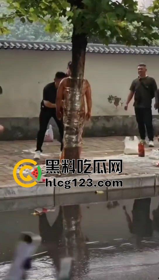 城里人的离谱操作!脱光缠树上撒面粉,这画面简直像缅北逃猪仔被抓!