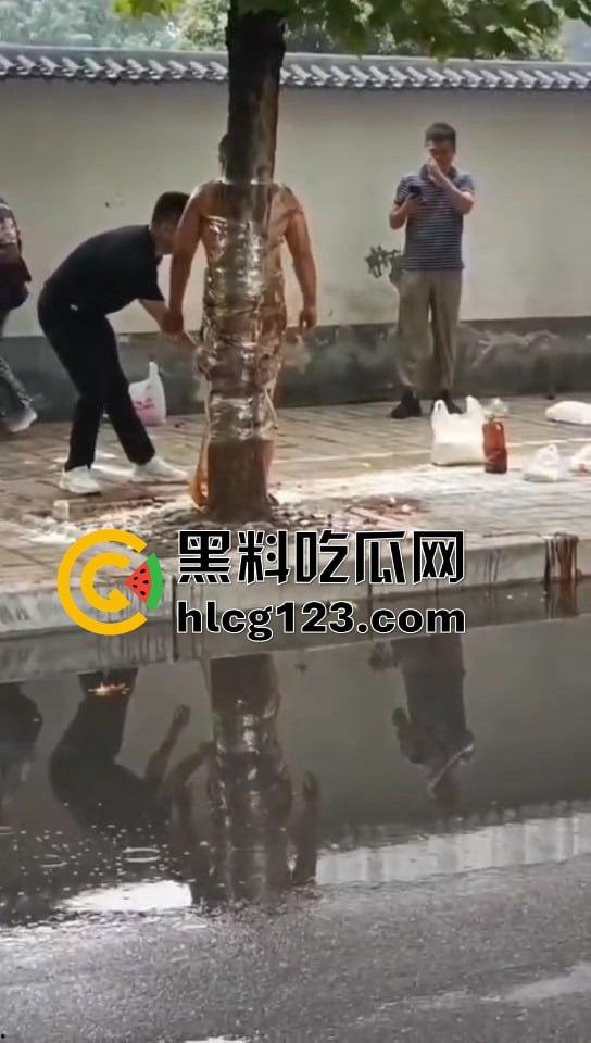 城里人的离谱操作!脱光缠树上撒面粉,这画面简直像缅北逃猪仔被抓!