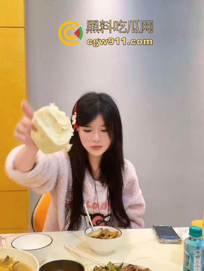 成都工商大学【李奕然】分手一月速变骚婊,soul约炮口交舔蛋视频曝光,女仆翘臀求操,炮友内射狂干!