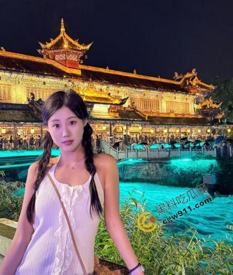 成都尤物【于晨曦】疯狂约炮曝光:清纯面具下的淫荡本性,口交深喉,女上骑乘,淫水四溅,十足的性瘾母狗!