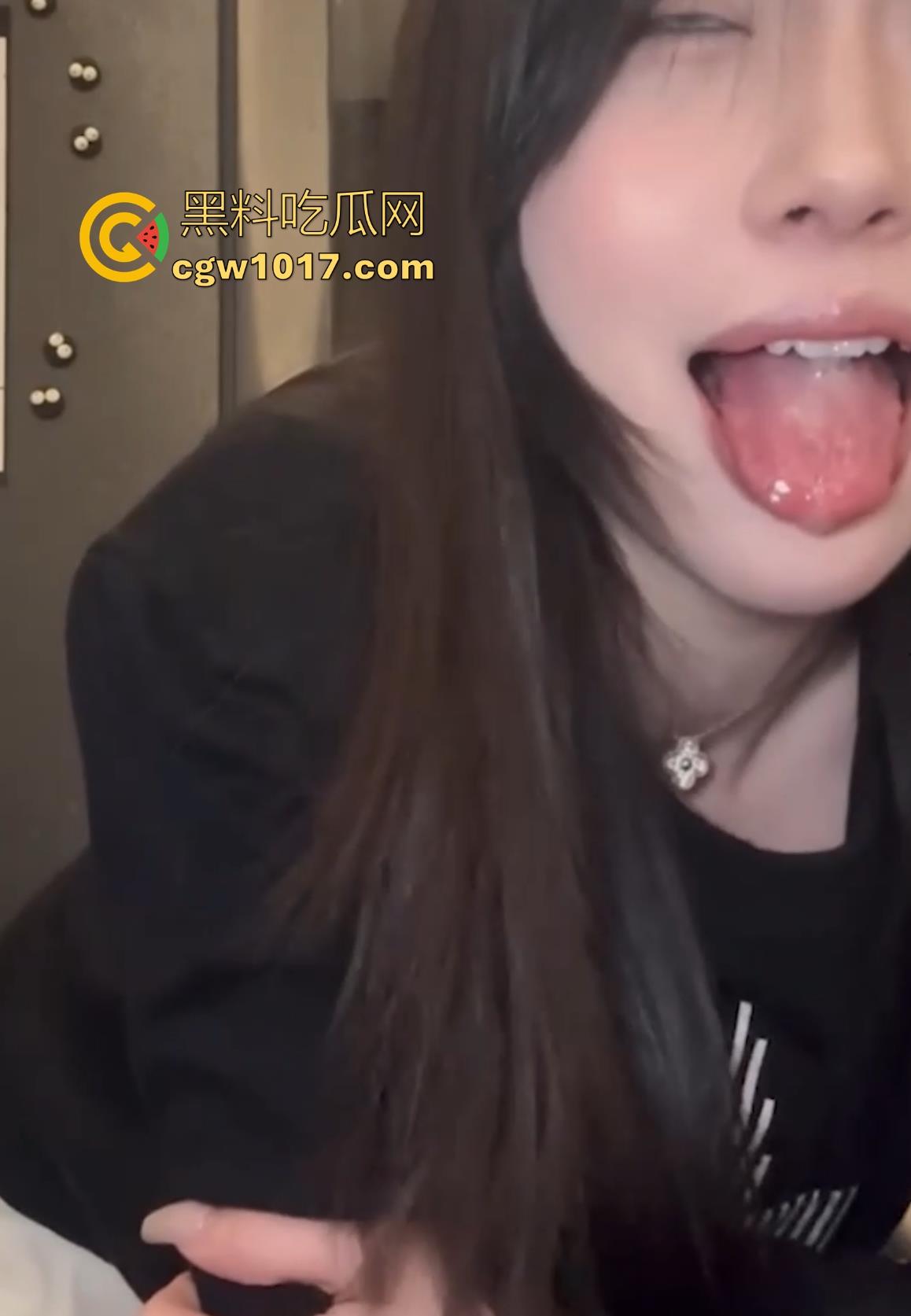 抖音网红【别拔虎牙】最新裸足私拍盯射合集,脚控的福音女神,39码大汉脚挑逗诱惑,看完直接原地起飞!