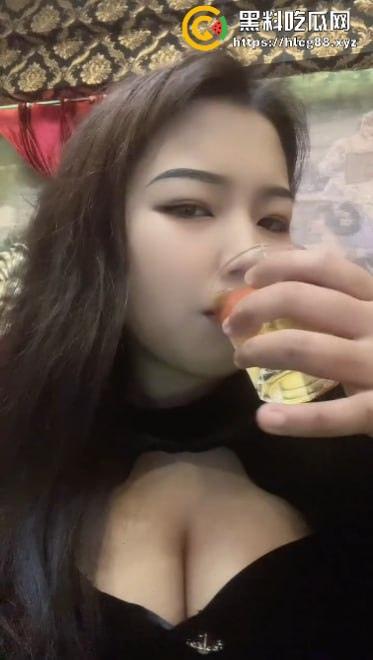 网友60块买快手小网红【茉姑娘】不雅视频被坑惨,摸奶视频一堆连逼都没见着,这婊子曝光活该!