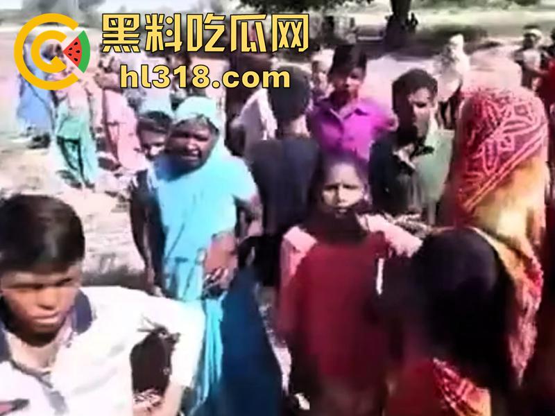 印度农场突发事故，男子偷闲抽烟时，遭同伴恶搞吓唬，竟意外卷入收割机，胸部以下被当场碾碎！