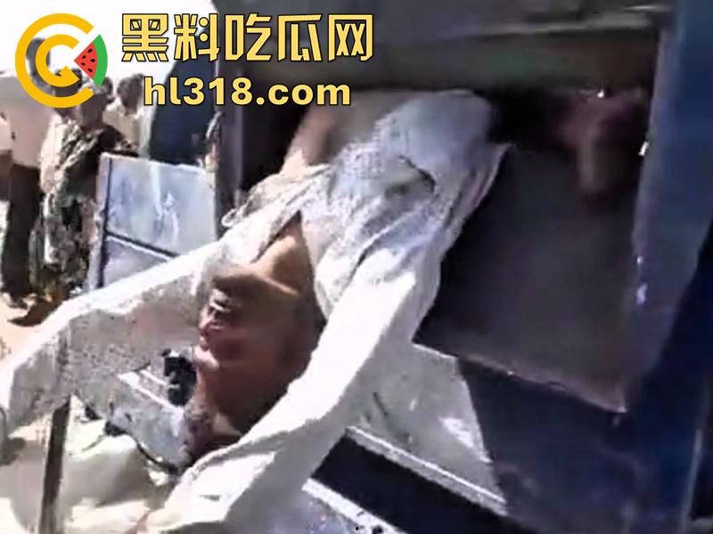 印度农场突发事故,男子偷闲抽烟时,遭同伴恶搞吓唬,竟意外卷入收割机,胸部以下被当场碾碎!