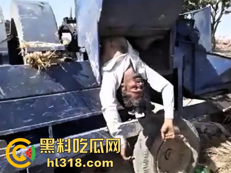 印度农场突发事故,男子偷闲抽烟时,遭同伴恶搞吓唬,竟意外卷入收割机,胸部以下被当场碾碎!