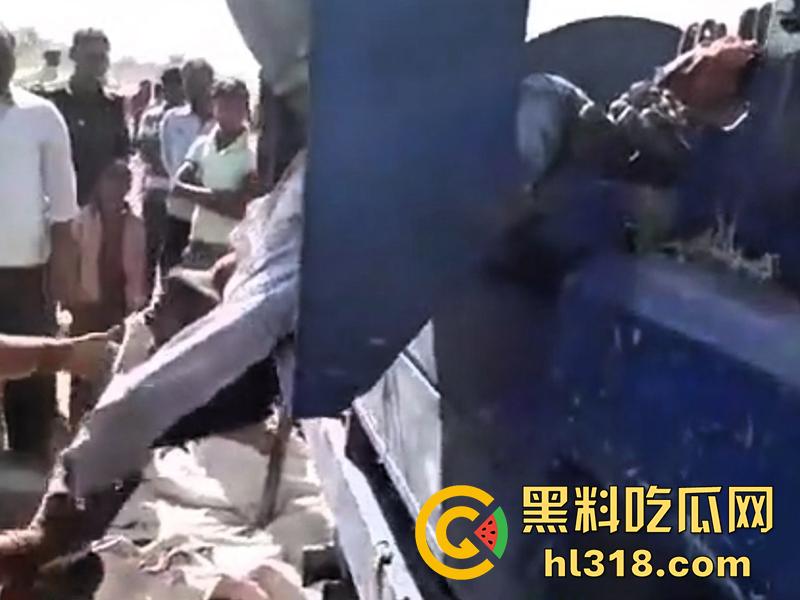 印度农场突发事故,男子偷闲抽烟时,遭同伴恶搞吓唬,竟意外卷入收割机,胸部以下被当场碾碎!