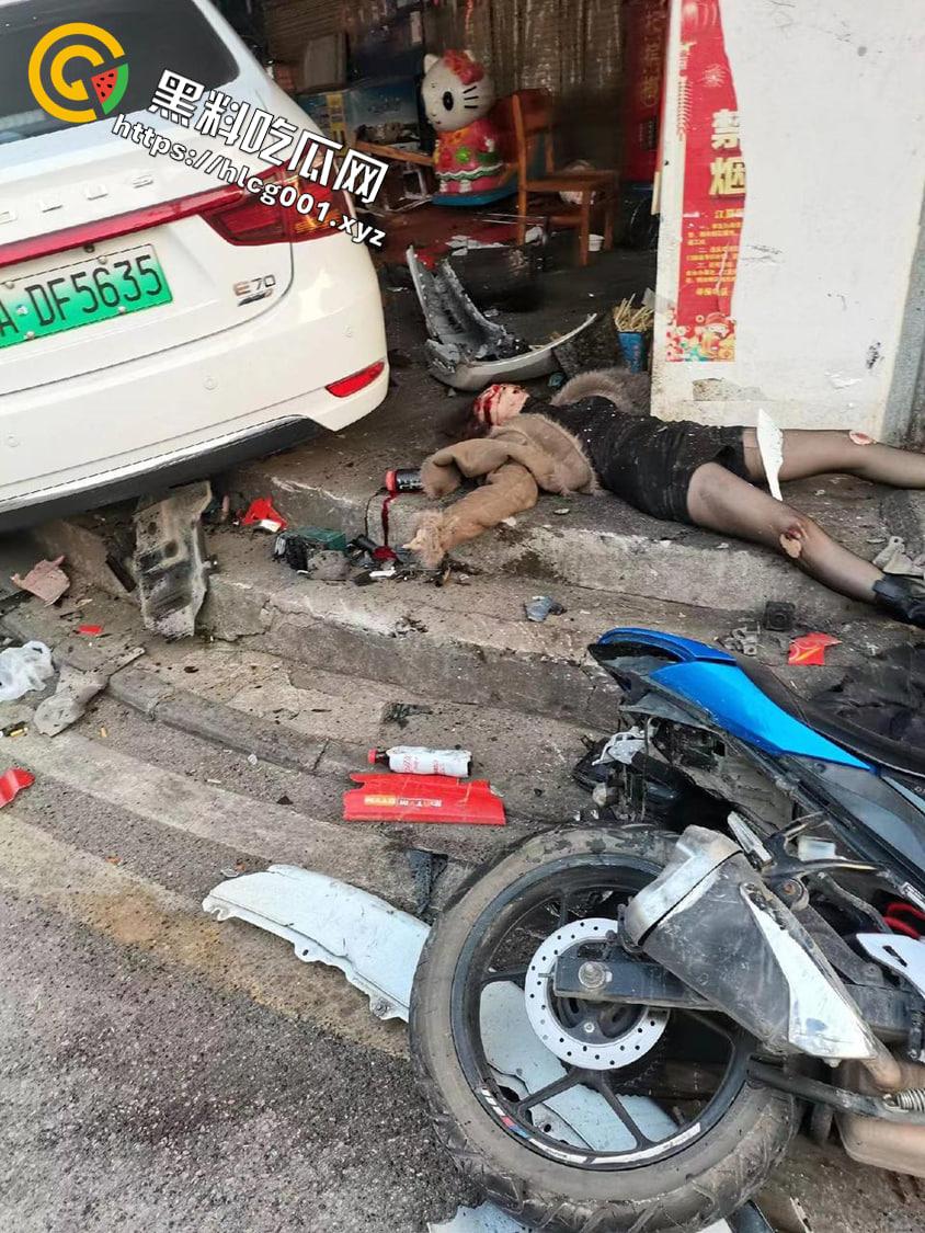 湖北美术学院情侣骑摩托 与网约车发生口角被撞倒2死1伤 可惜了这双黑丝美腿了 现场画面流出