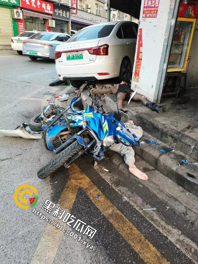 湖北美术学院情侣骑摩托 与网约车发生口角被撞倒2死1伤 可惜了这双黑丝美腿了 现场画面流出