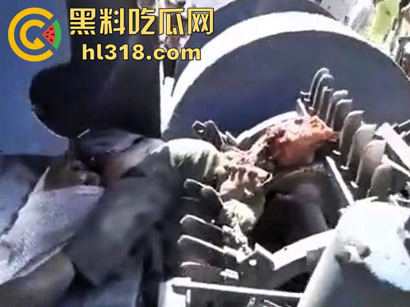 印度农场突发事故,男子偷闲抽烟时,遭同伴恶搞吓唬,竟意外卷入收割机,胸部以下被当场碾碎!