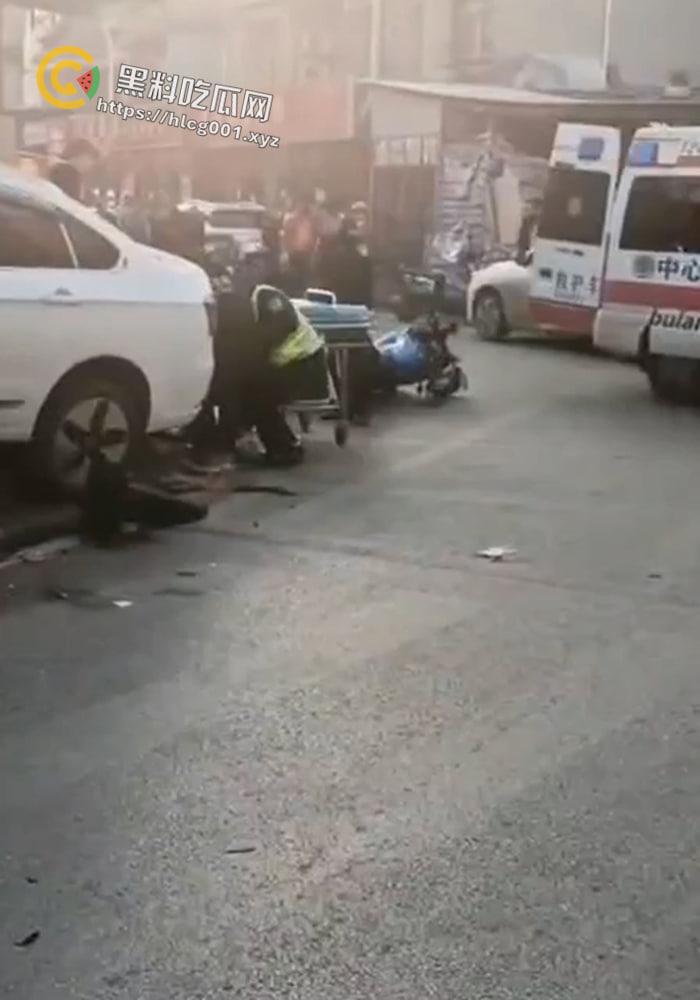 湖北美术学院情侣骑摩托 与网约车发生口角被撞倒2死1伤 可惜了这双黑丝美腿了 现场画面流出