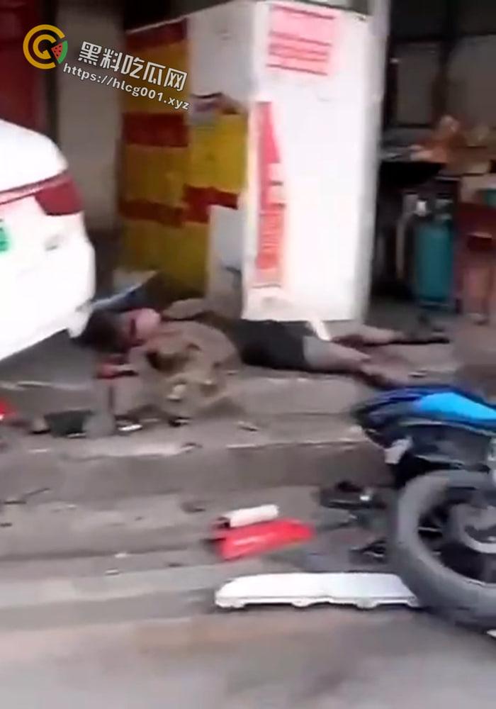 湖北美术学院情侣骑摩托 与网约车发生口角被撞倒2死1伤 可惜了这双黑丝美腿了 现场画面流出