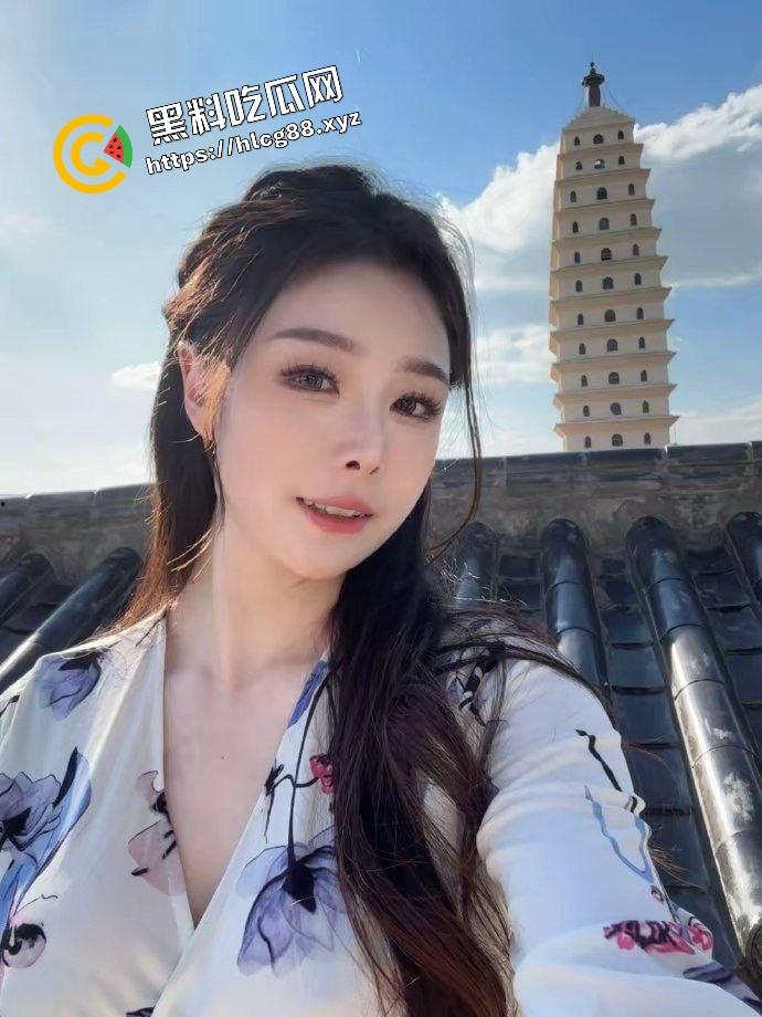 江苏风骚肉感御姐车模【豆婷】工作之余居然还是个福利姬,公共厕所私拍淫荡擦边至极诱惑!