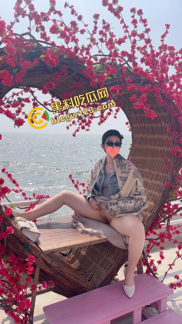 极品人妻被金主包养拍不雅露出片，公园掰穴超市自慰厕所舔脚，潮喷暴操这下老公还能装看不见？