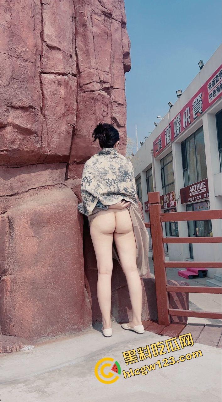 极品人妻被金主包养拍不雅露出片,公园掰穴超市自慰厕所舔脚,潮喷暴操这下老公还能装看不见?