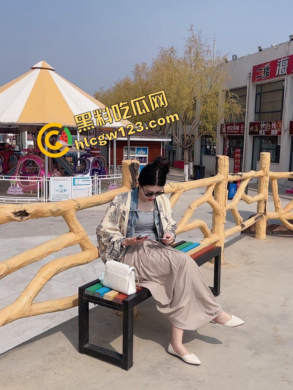 极品人妻被金主包养拍不雅露出片,公园掰穴超市自慰厕所舔脚,潮喷暴操这下老公还能装看不见?