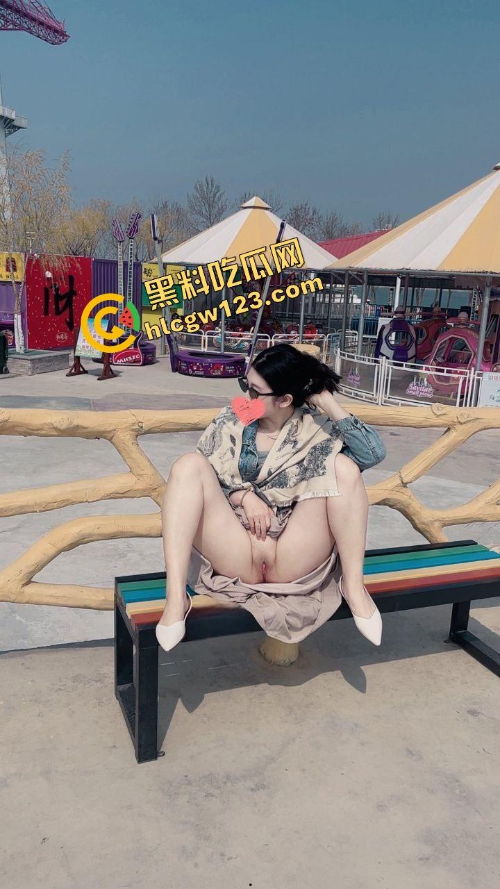 极品人妻被金主包养拍不雅露出片,公园掰穴超市自慰厕所舔脚,潮喷暴操这下老公还能装看不见?