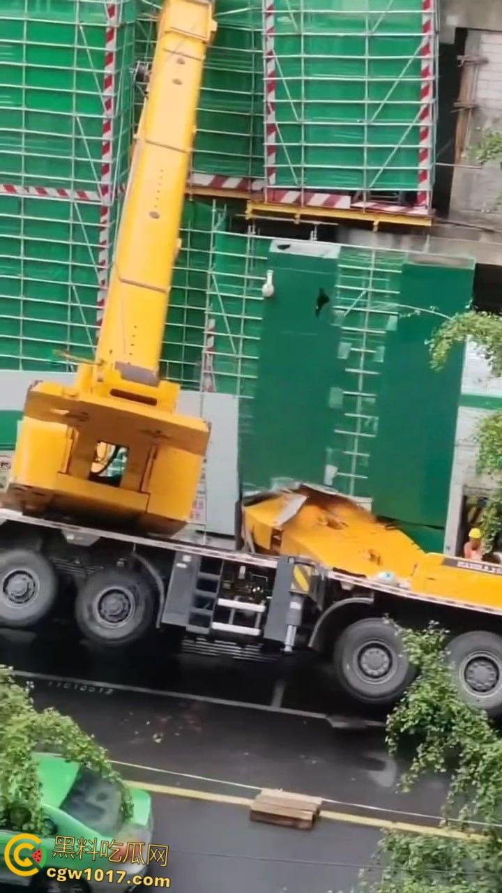 成都武侯工地黄色吊车失衡翻倒,机械臂猛砸脚架,尘土飞扬巨响震天,机械臂严重受损损失几万!