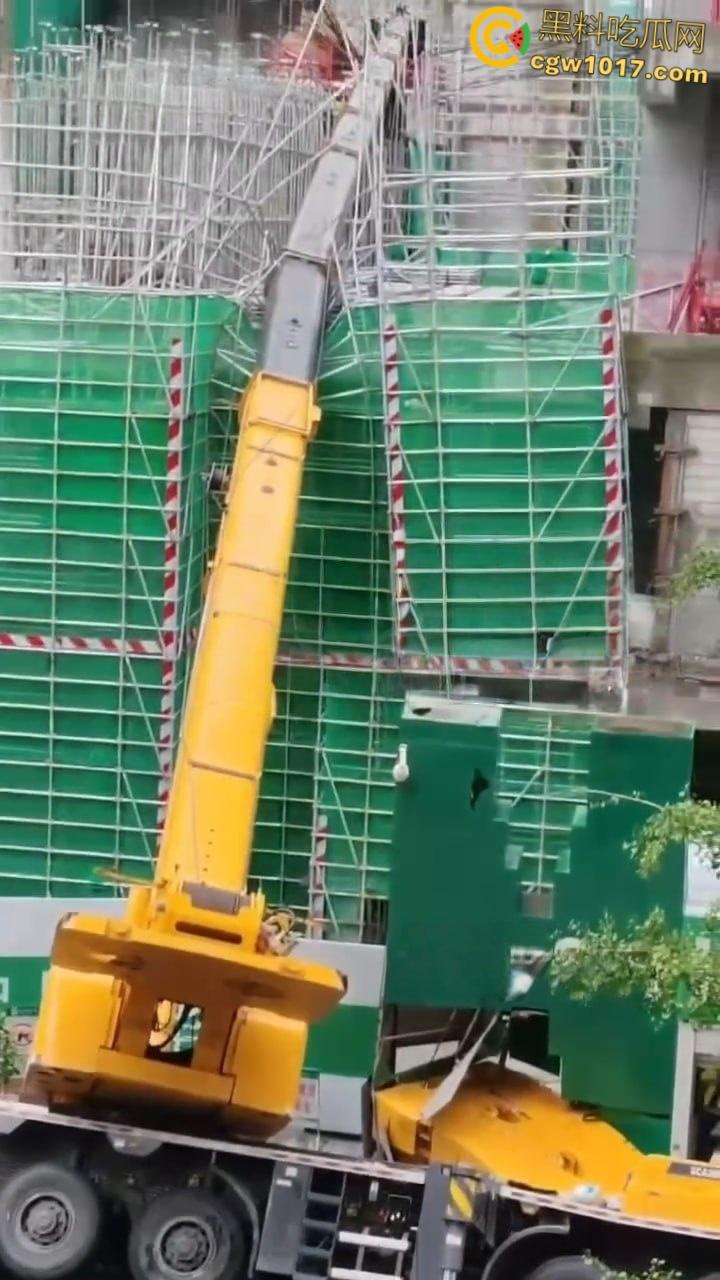 成都武侯工地黄色吊车失衡翻倒,机械臂猛砸脚架,尘土飞扬巨响震天,机械臂严重受损损失几万!
