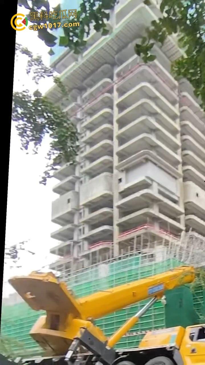 成都武侯工地黄色吊车失衡翻倒,机械臂猛砸脚架,尘土飞扬巨响震天,机械臂严重受损损失几万!