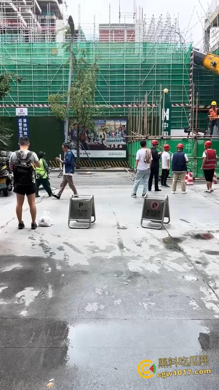 成都武侯工地黄色吊车失衡翻倒,机械臂猛砸脚架,尘土飞扬巨响震天,机械臂严重受损损失几万!