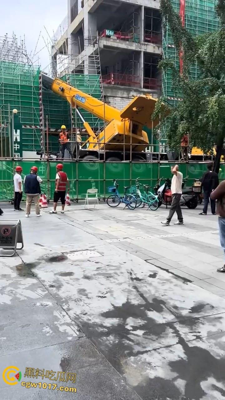 成都武侯工地黄色吊车失衡翻倒,机械臂猛砸脚架,尘土飞扬巨响震天,机械臂严重受损损失几万!