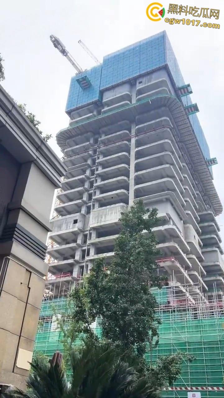 成都武侯工地黄色吊车失衡翻倒,机械臂猛砸脚架,尘土飞扬巨响震天,机械臂严重受损损失几万!