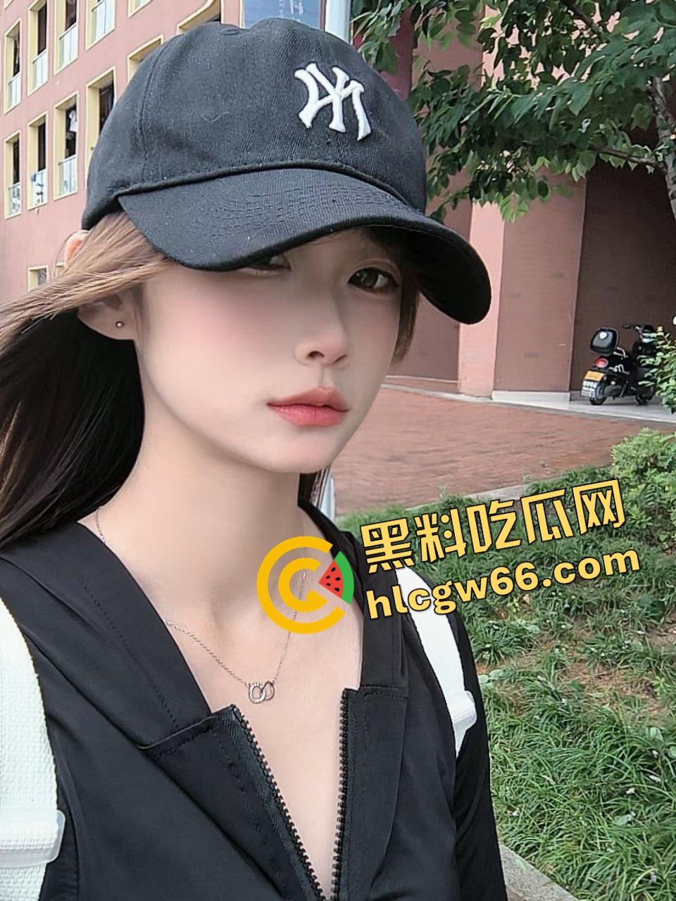 南通小姐姐爆闺蜜成都经济学院『李梦』勾引自己男友,嘴上说姐妹情深,私下跪地含男友鸡巴爽到叫出声!