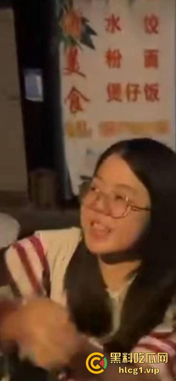 哥们贴脸拍有点过分了哈！鹤山女司机把人撞了 警察来了还追着人打！