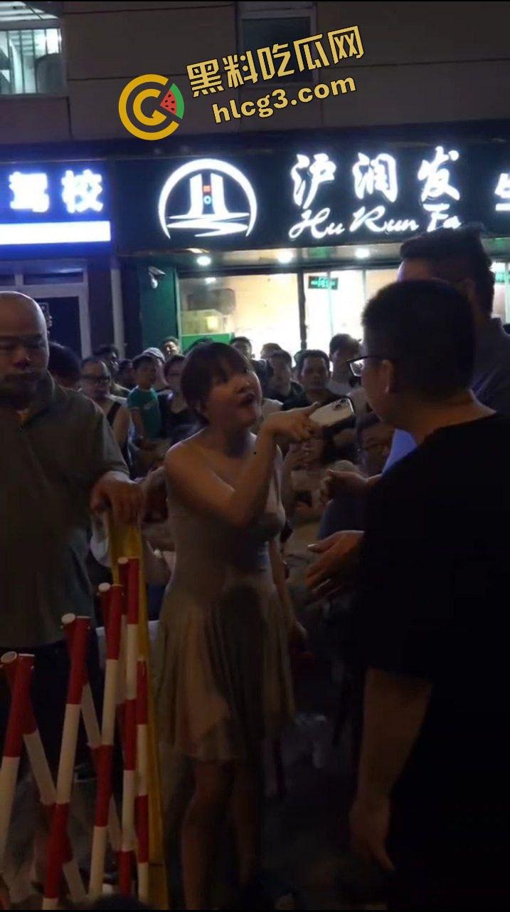 金句 “我长这么好看 我不想排队” 上海小仙女插队骂街男子 杀猪一样的狗叫 哭着要求道歉 逆天炸裂!