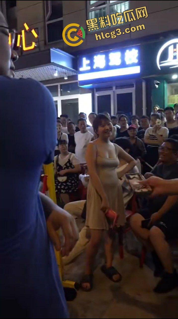 金句 “我长这么好看 我不想排队” 上海小仙女插队骂街男子 杀猪一样的狗叫 哭着要求道歉 逆天炸裂!